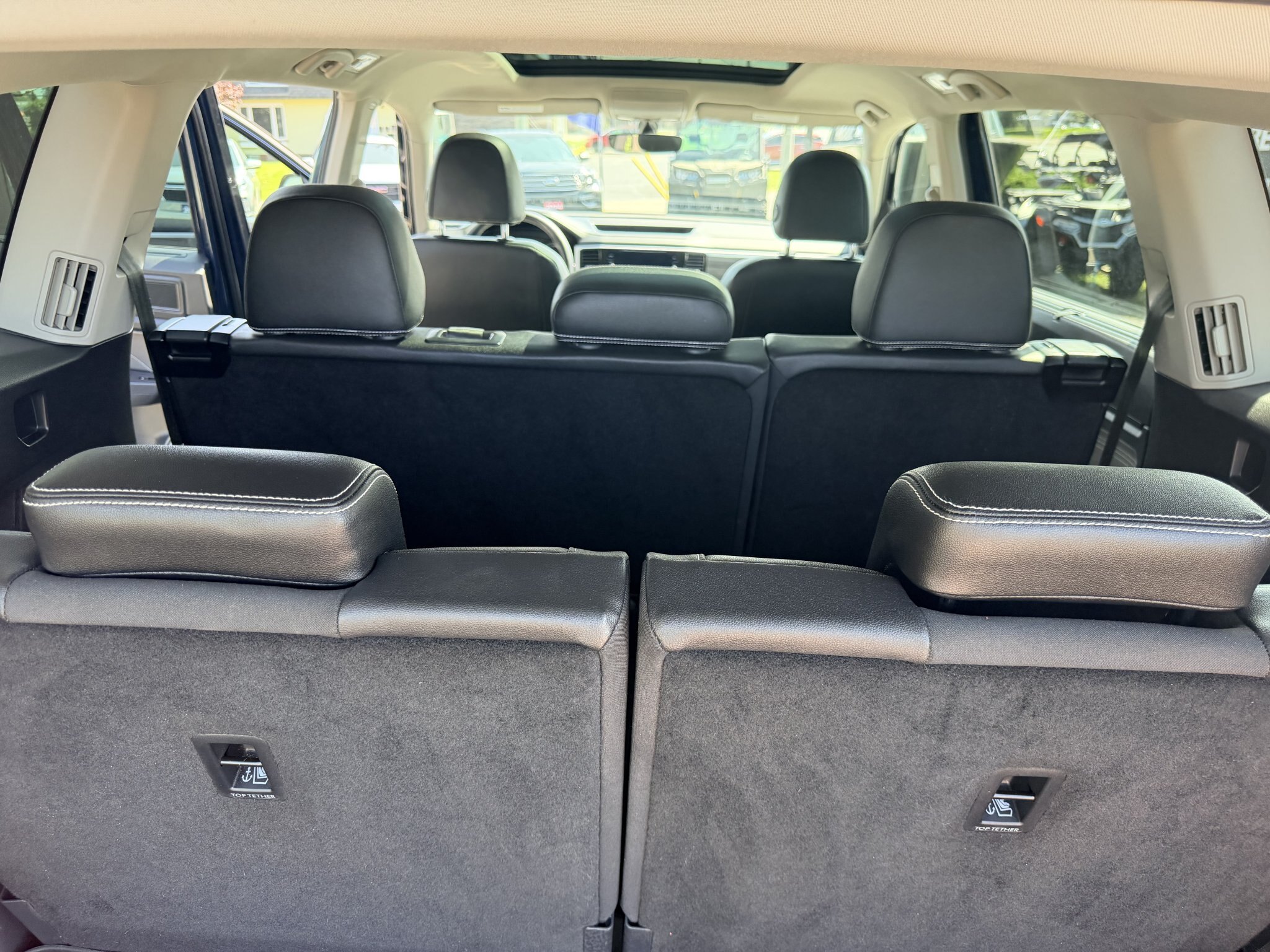 2021 VOLKSWAGEN ATLAS HIGHLINE 4MOTION SEL AWD 7 PASSENGER SEATING W/SUMMER AND WINTER TIRES, REMOTE START, LEATHER SEATS, HEATED/COOLED SEATS, HEATED STEERING WHEEL, SUNROOF, POWER LIFTGATE, REARVIEW CAMERA AND NAVIGATION!
