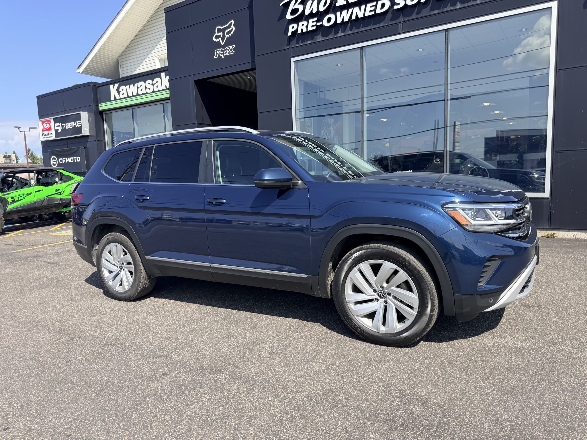 2021 VOLKSWAGEN ATLAS HIGHLINE 4MOTION SEL AWD 7 PASSENGER SEATING W/SUMMER AND WINTER TIRES, REMOTE START, LEATHER SEATS, HEATED/COOLED SEATS, HEATED STEERING WHEEL, SUNROOF, POWER LIFTGATE, REARVIEW CAMERA AND NAVIGATION!