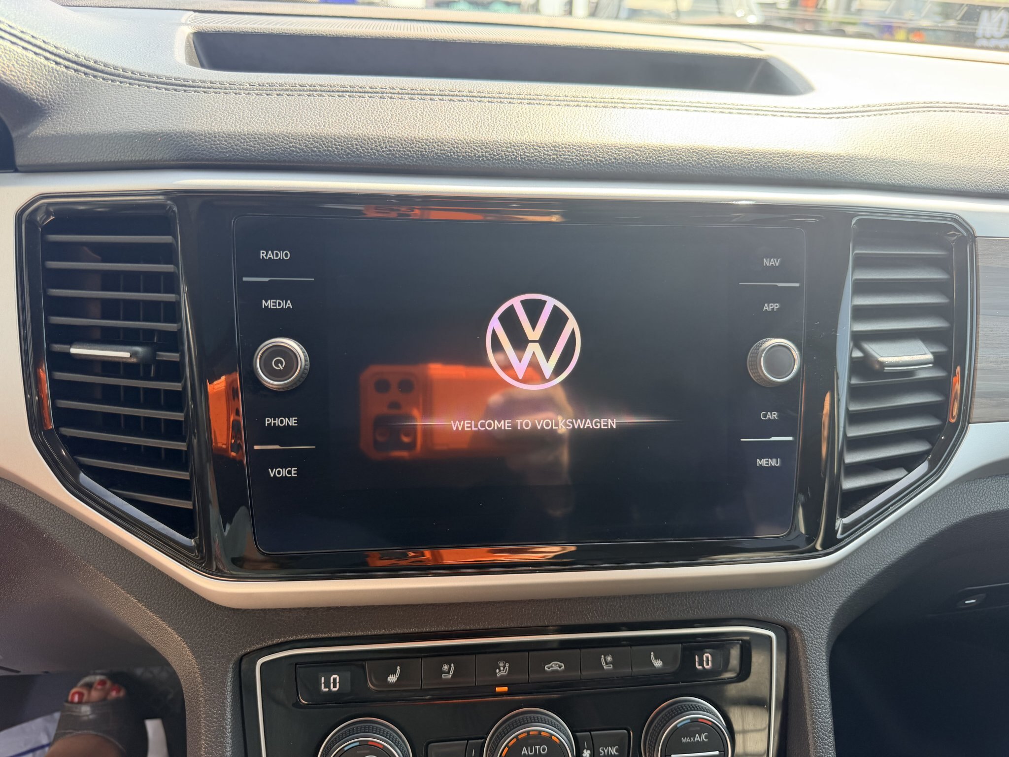 2021 VOLKSWAGEN ATLAS HIGHLINE 4MOTION SEL AWD 7 PASSENGER SEATING W/SUMMER AND WINTER TIRES, REMOTE START, LEATHER SEATS, HEATED/COOLED SEATS, HEATED STEERING WHEEL, SUNROOF, POWER LIFTGATE, REARVIEW CAMERA AND NAVIGATION!