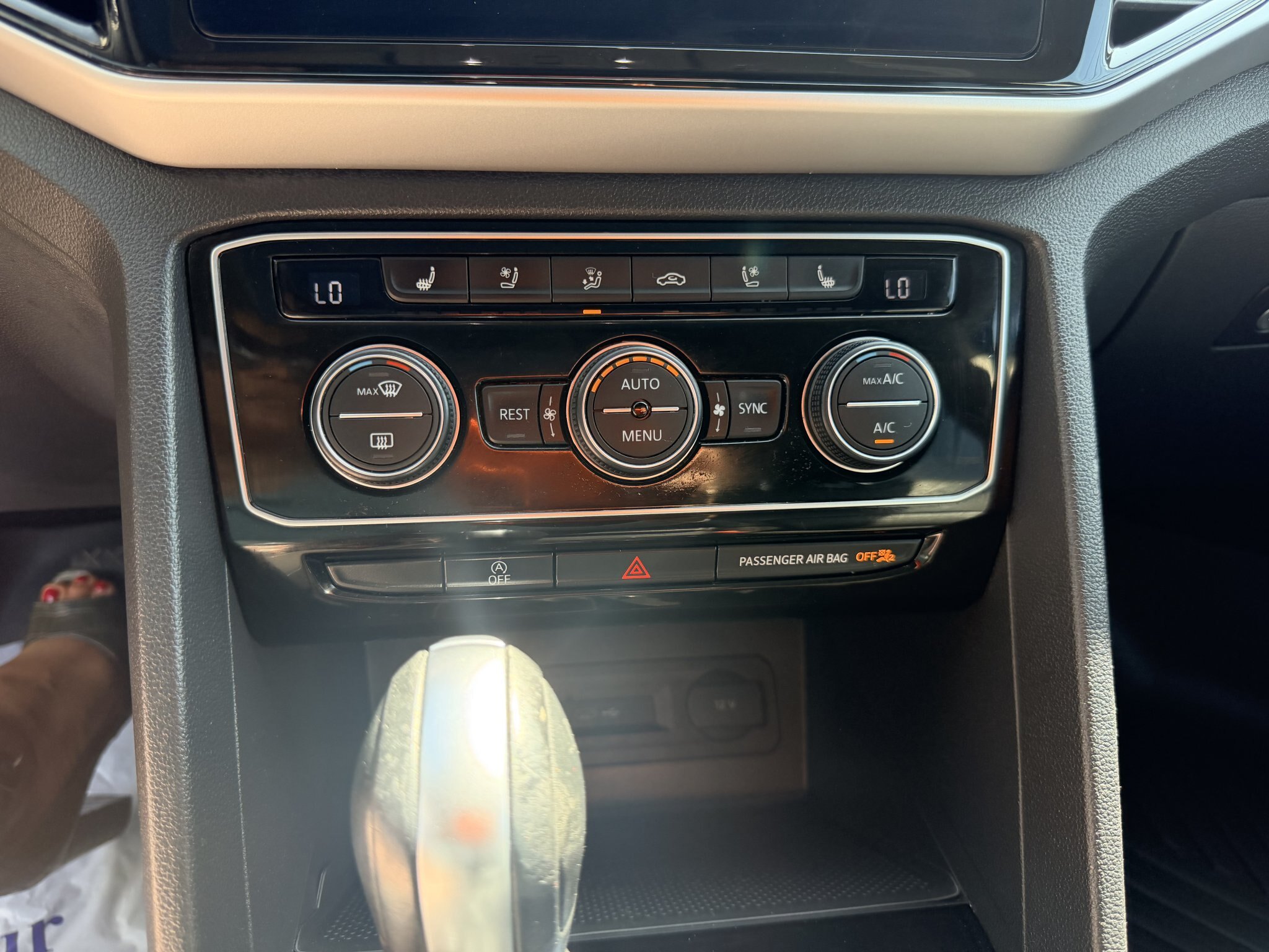 2021 VOLKSWAGEN ATLAS HIGHLINE 4MOTION SEL AWD 7 PASSENGER SEATING W/SUMMER AND WINTER TIRES, REMOTE START, LEATHER SEATS, HEATED/COOLED SEATS, HEATED STEERING WHEEL, SUNROOF, POWER LIFTGATE, REARVIEW CAMERA AND NAVIGATION!