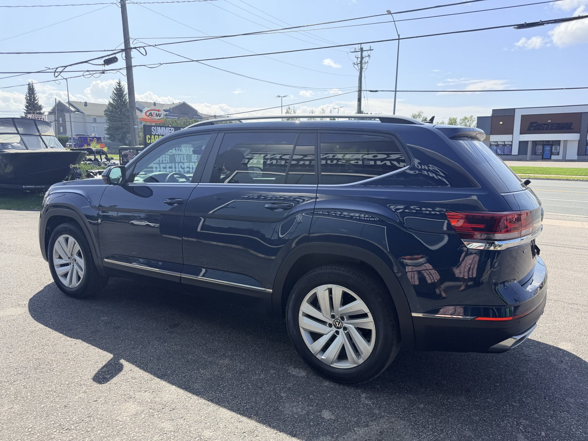 2021 VOLKSWAGEN ATLAS HIGHLINE 4MOTION SEL AWD 7 PASSENGER SEATING W/SUMMER AND WINTER TIRES, REMOTE START, LEATHER SEATS, HEATED/COOLED SEATS, HEATED STEERING WHEEL, SUNROOF, POWER LIFTGATE, REARVIEW CAMERA AND NAVIGATION!
