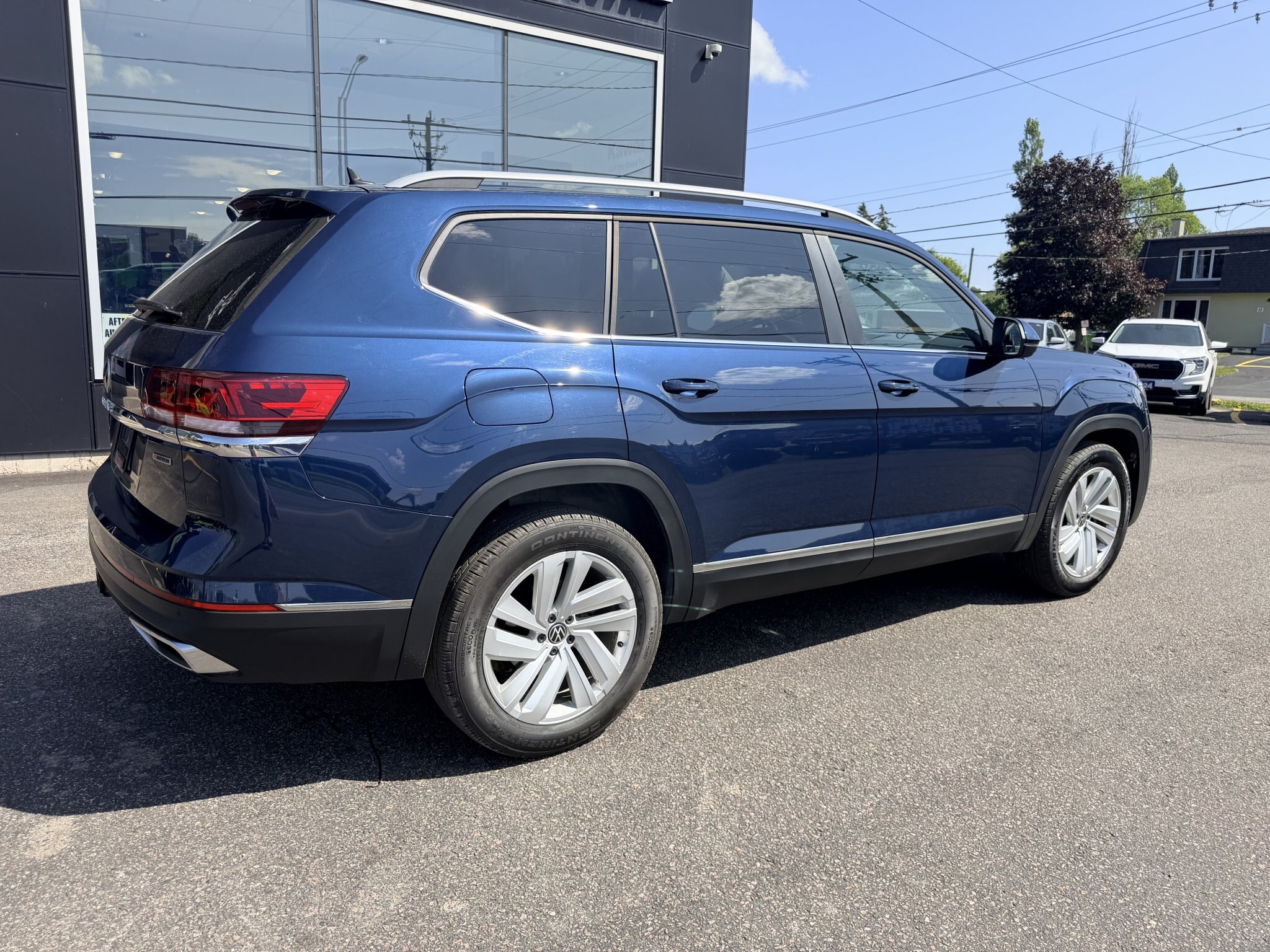 2021 VOLKSWAGEN ATLAS HIGHLINE 4MOTION SEL AWD 7 PASSENGER SEATING W/SUMMER AND WINTER TIRES, REMOTE START, LEATHER SEATS, HEATED/COOLED SEATS, HEATED STEERING WHEEL, SUNROOF, POWER LIFTGATE, REARVIEW CAMERA AND NAVIGATION!