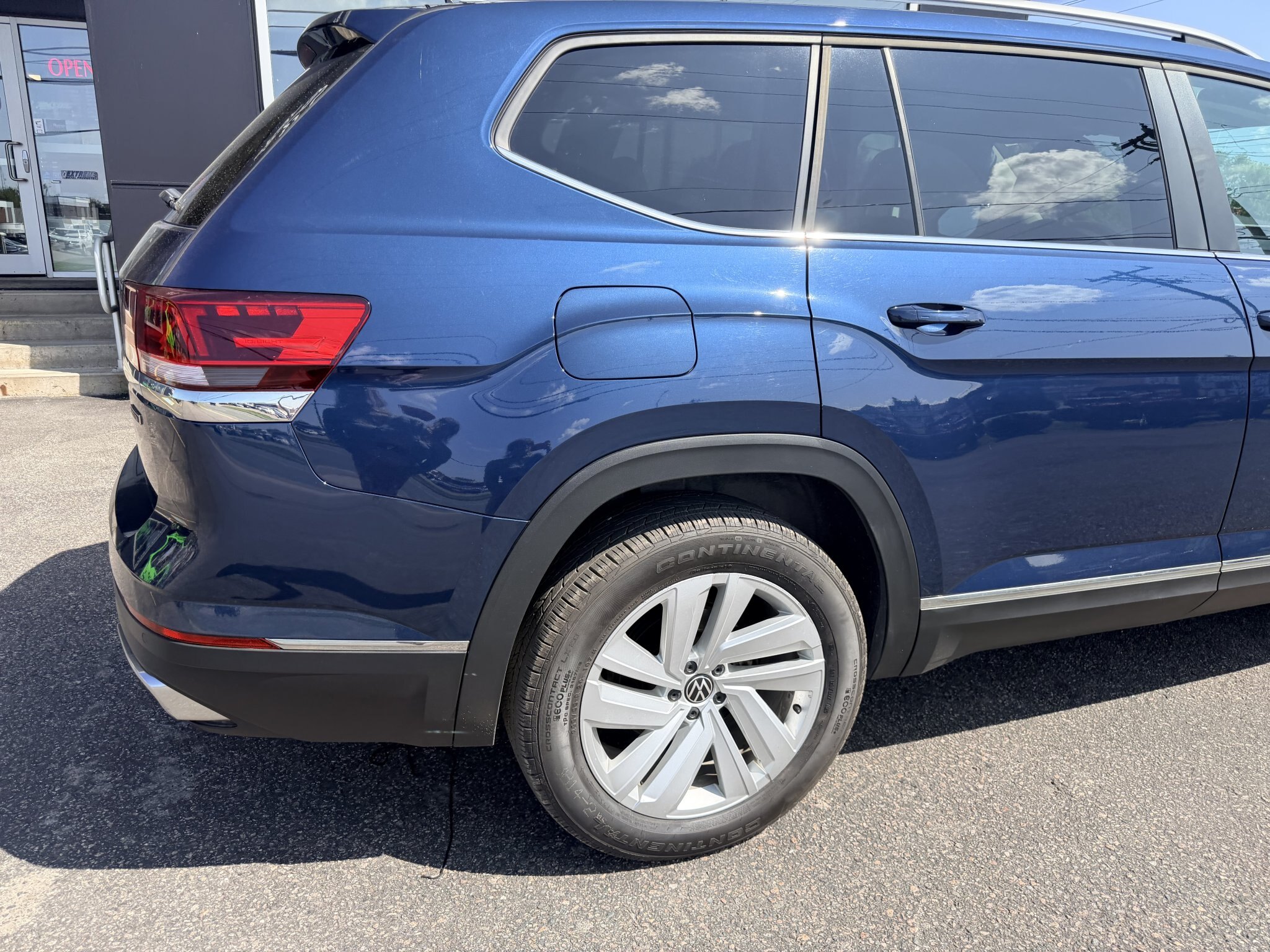 2021 VOLKSWAGEN ATLAS HIGHLINE 4MOTION SEL AWD 7 PASSENGER SEATING W/SUMMER AND WINTER TIRES, REMOTE START, LEATHER SEATS, HEATED/COOLED SEATS, HEATED STEERING WHEEL, SUNROOF, POWER LIFTGATE, REARVIEW CAMERA AND NAVIGATION!