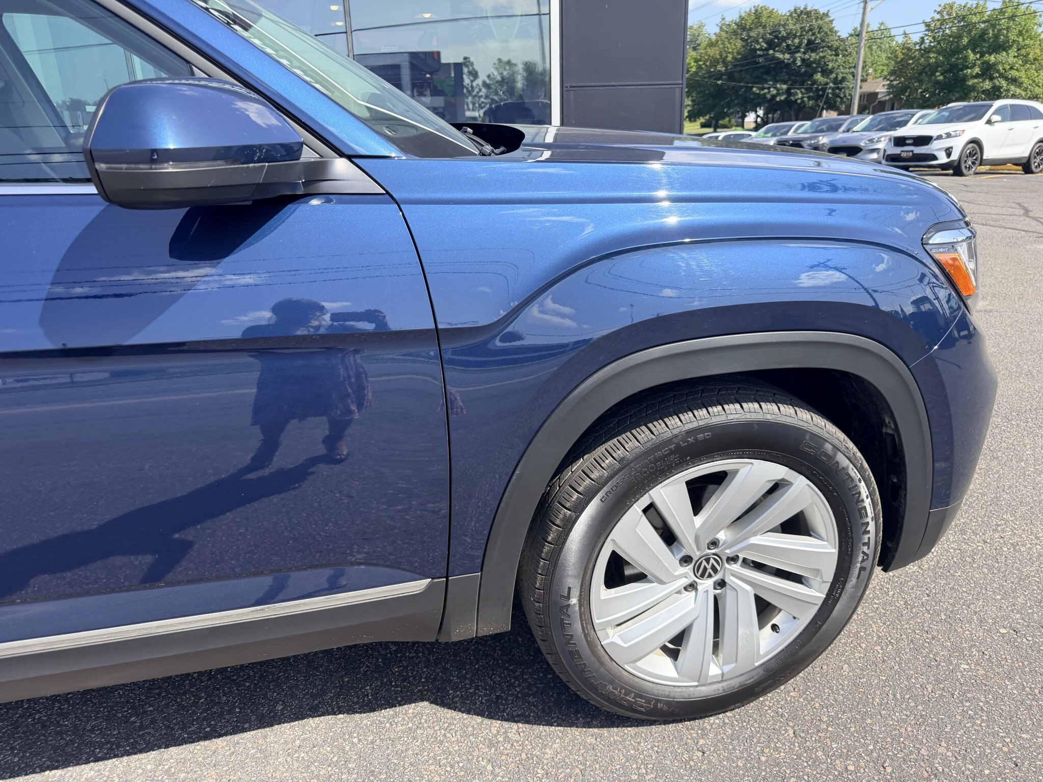 2021 VOLKSWAGEN ATLAS HIGHLINE 4MOTION SEL AWD 7 PASSENGER SEATING W/SUMMER AND WINTER TIRES, REMOTE START, LEATHER SEATS, HEATED/COOLED SEATS, HEATED STEERING WHEEL, SUNROOF, POWER LIFTGATE, REARVIEW CAMERA AND NAVIGATION!
