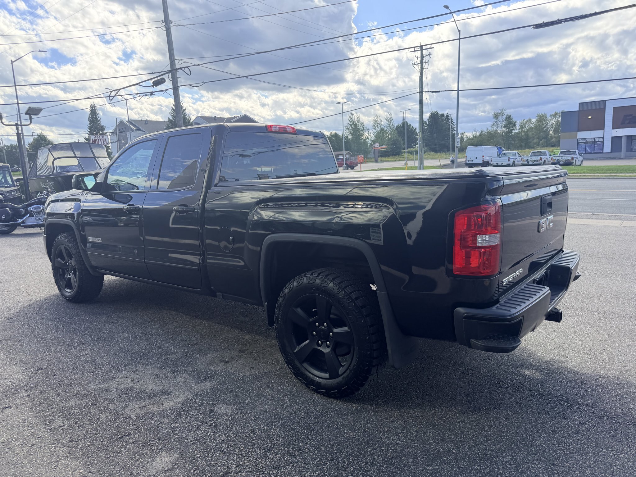 2018 GMC SIERRA 4X4 DOUBLE CAB ELEVATION WITH REARVIEW CAMERA AND TONNEAU COVER!