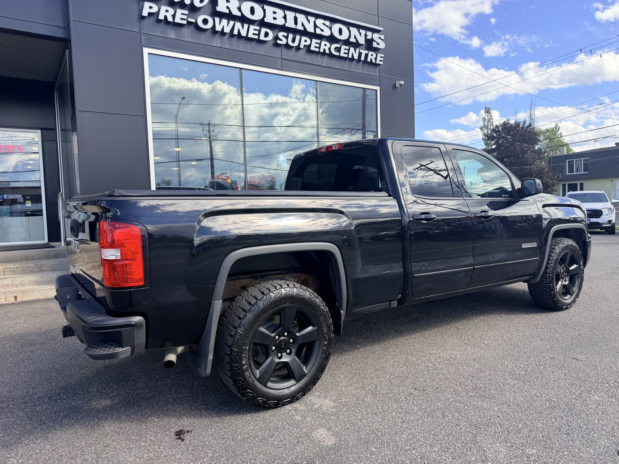 2018 GMC SIERRA 4X4 DOUBLE CAB ELEVATION WITH REARVIEW CAMERA AND TONNEAU COVER!