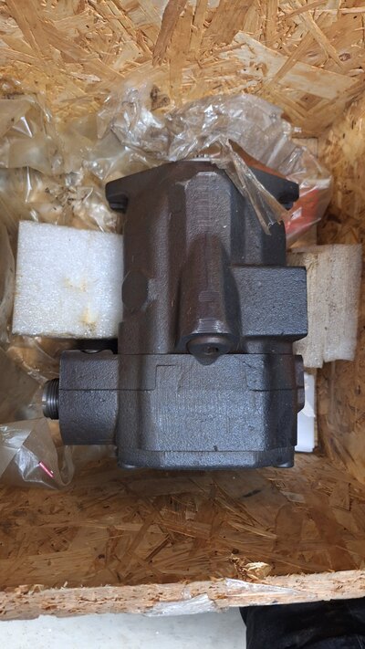 NEW HOLLAND T7 TRACTOR  HYDRAULIC PUMP