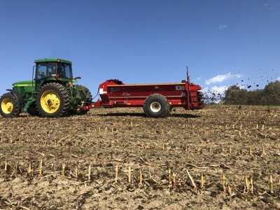 Meyer Manufacturing SXR/SXL Crossfire Auger Spreader / 1,355 - 2,617 gallon