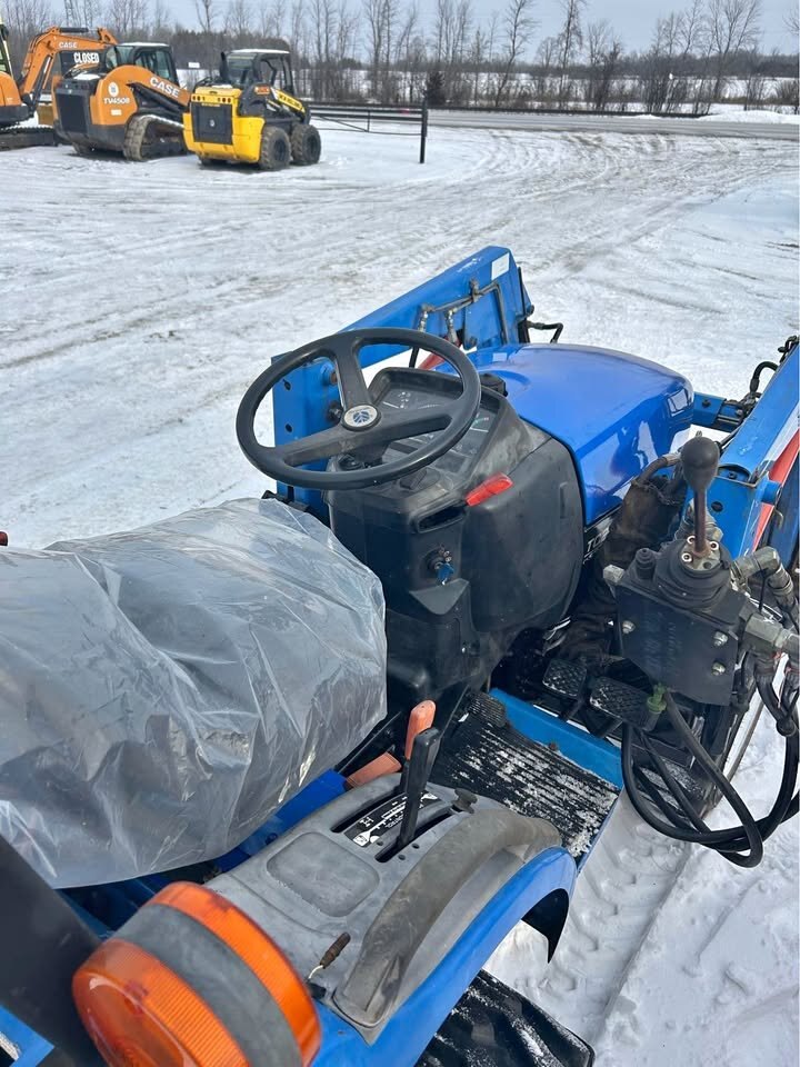 2003 NEW HOLLAND TC24D TRACTOR & LOADER