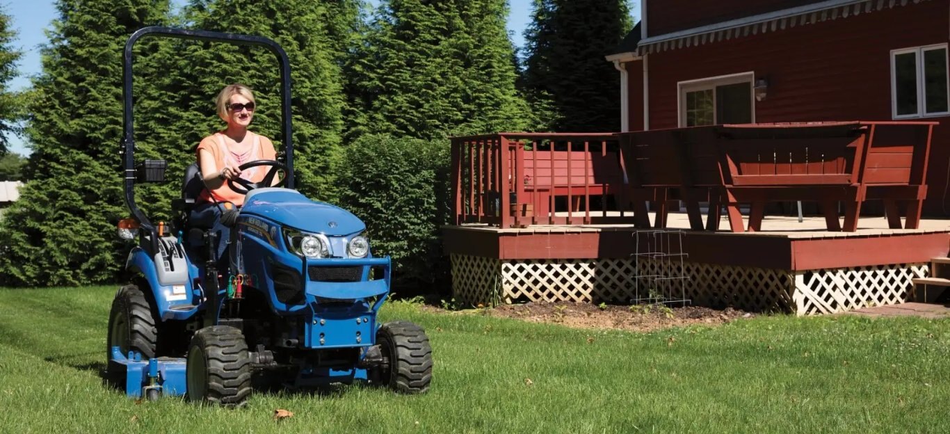 New Holland WORKMASTER™ 25S Sub Compact WORKMASTER™ 25S Open Air + 100LC Loader + 905GBL Backhoe