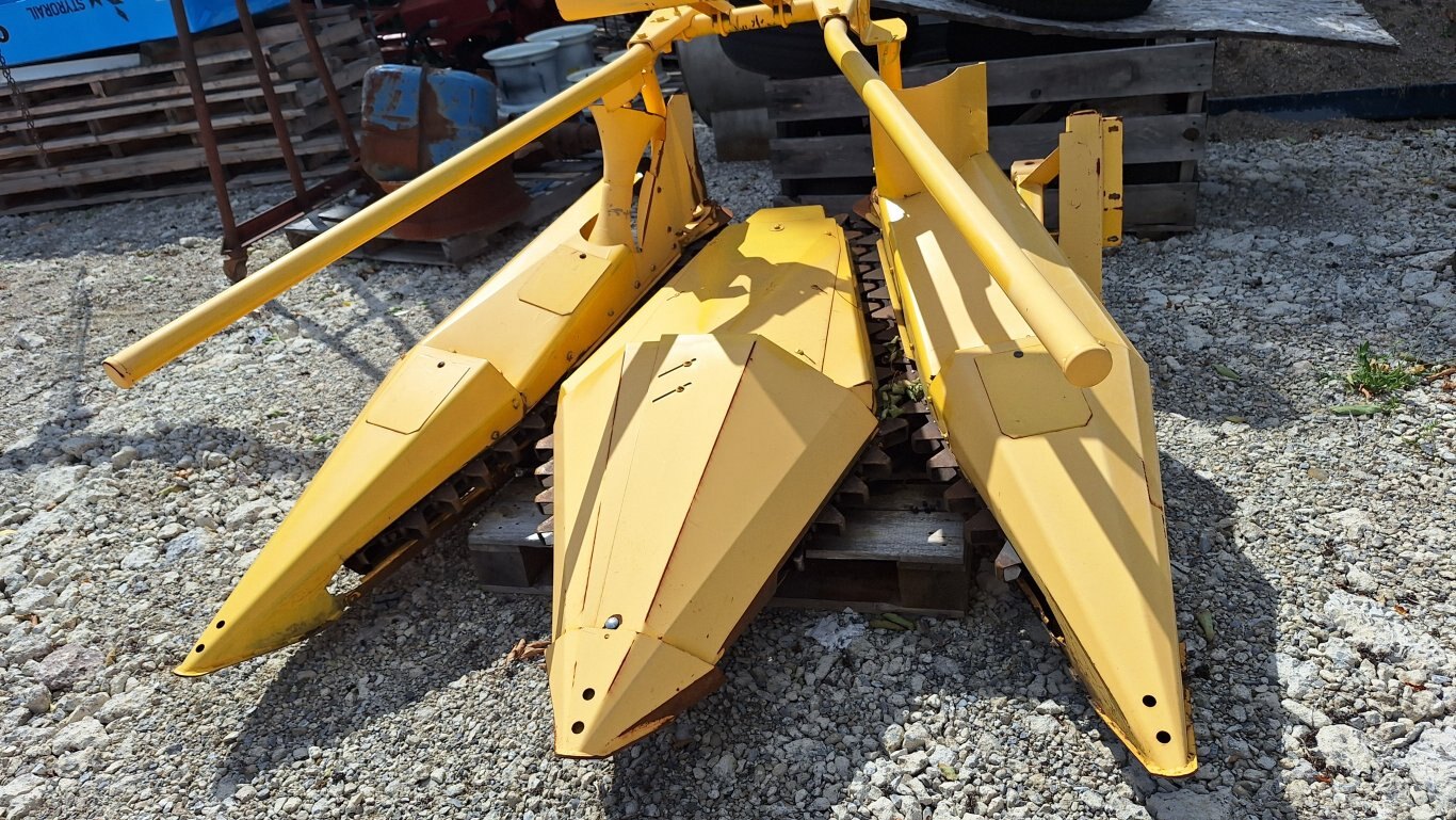 2009 & 2013 NEW HOLLAND 824 CORN HEADS