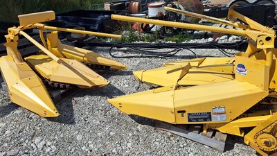 2009 & 2013 NEW HOLLAND 824 CORN HEADS