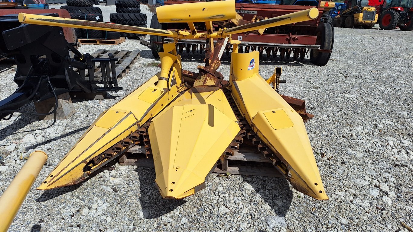 2009 & 2013 NEW HOLLAND 824 CORN HEADS