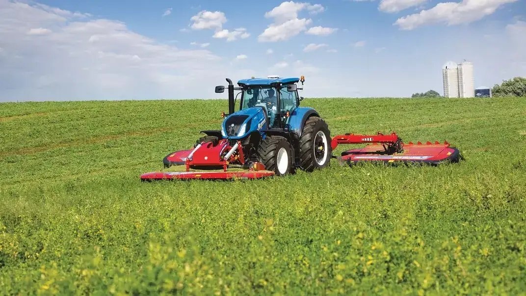 New Holland MegaCutter™ Triple Disc Mowers and Mower Conditioners 512 Front Mounted Disc Mower Conditioner