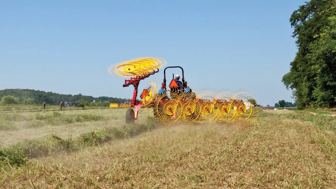 New Holland ProCart™ and ProCart™ PLUS Deluxe Carted Wheel Rakes ProCart™ 819 8 Wheel