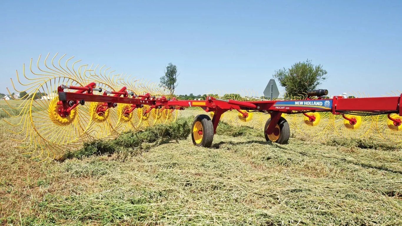 New Holland ProCart™ and ProCart™ PLUS Deluxe Carted Wheel Rakes ProCart™ 1428 PLUS 14 Wheel