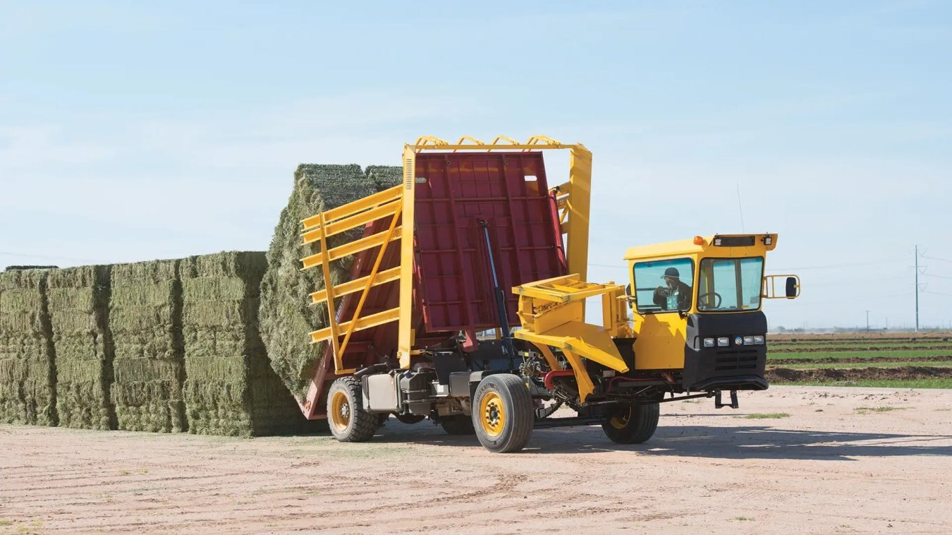 New Holland Stackcruiser® Self Propelled Bale Wagons Stackcruiser® 102