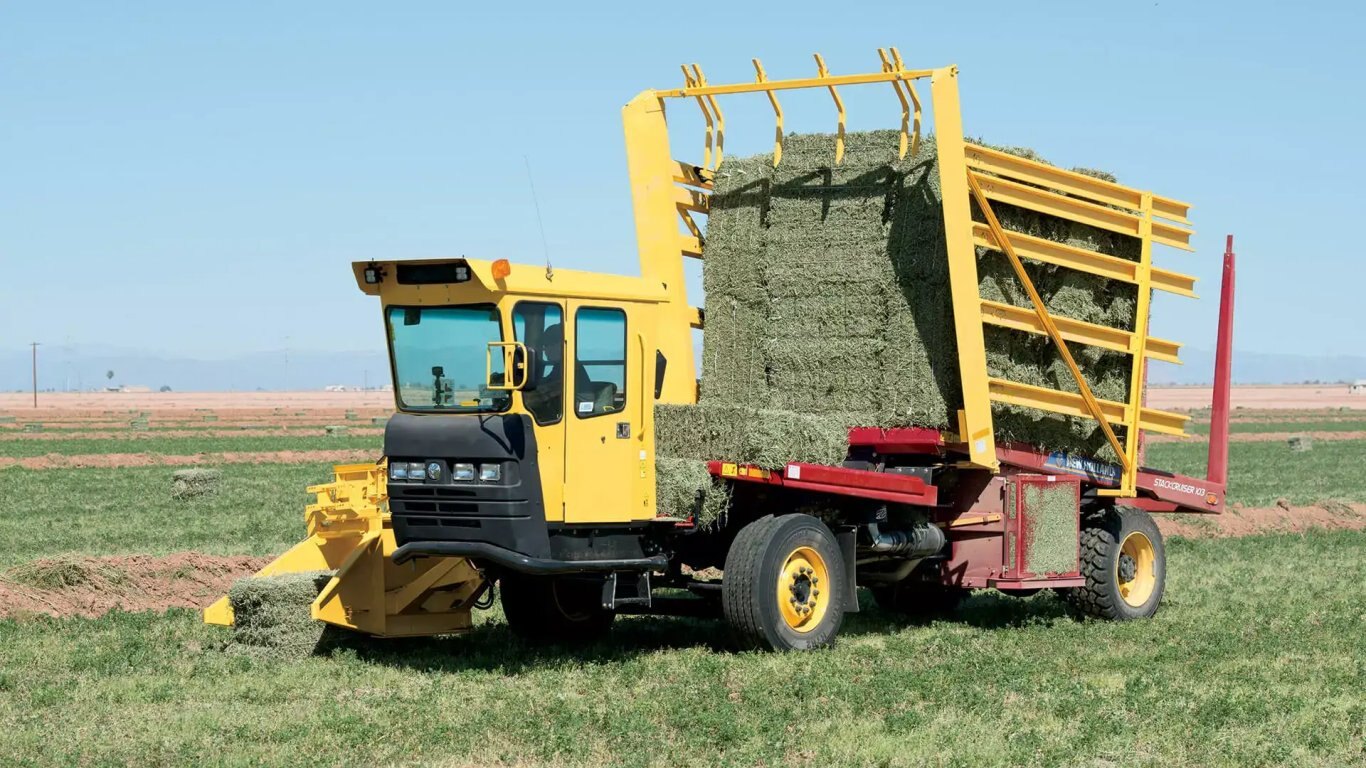 New Holland Stackcruiser® Self Propelled Bale Wagons Stackcruiser® 102