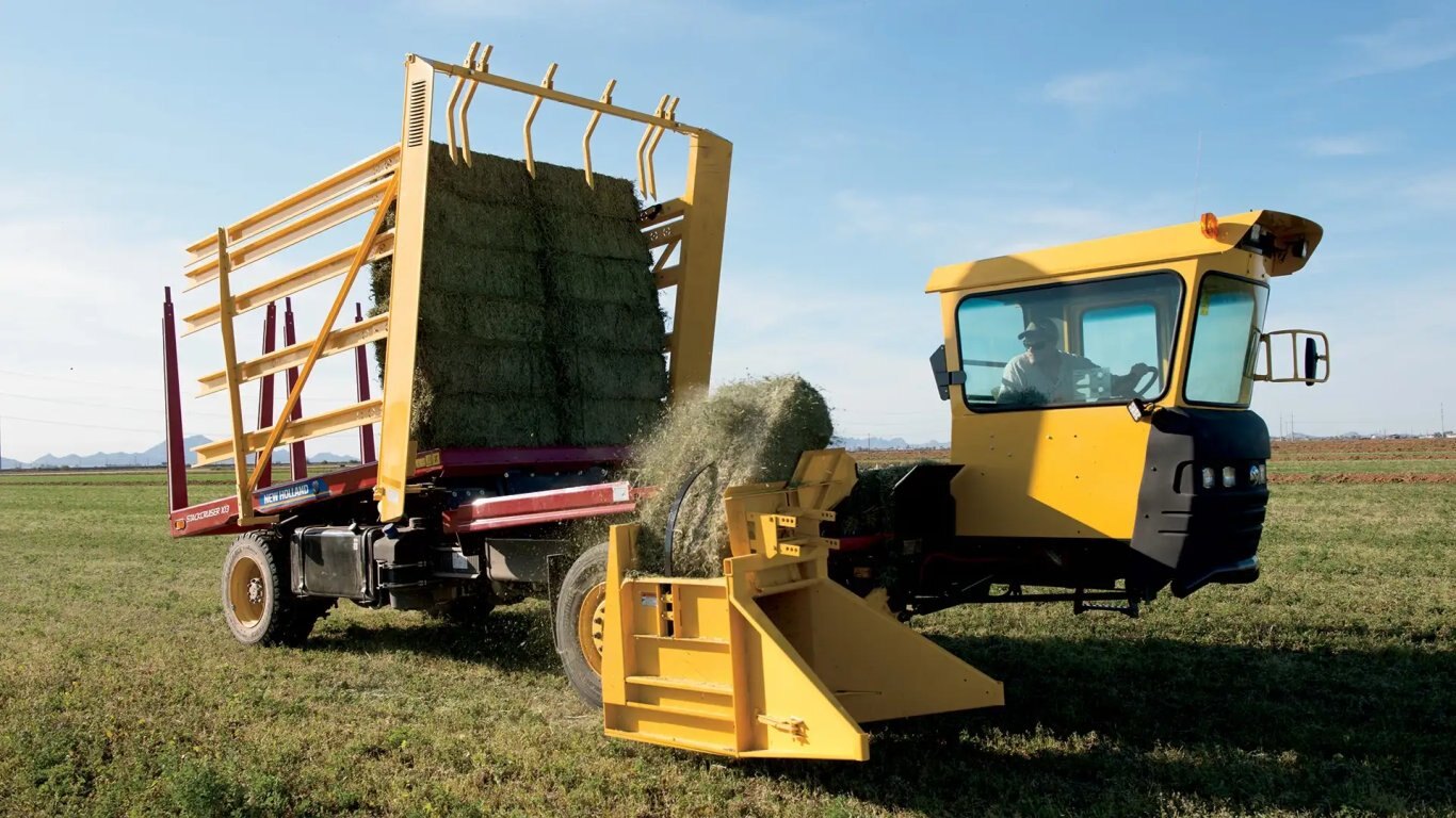 New Holland Stackcruiser® Self Propelled Bale Wagons Stackcruiser® 105