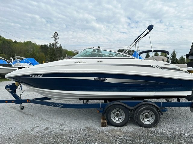 2011 Sea Ray Sundeck 220