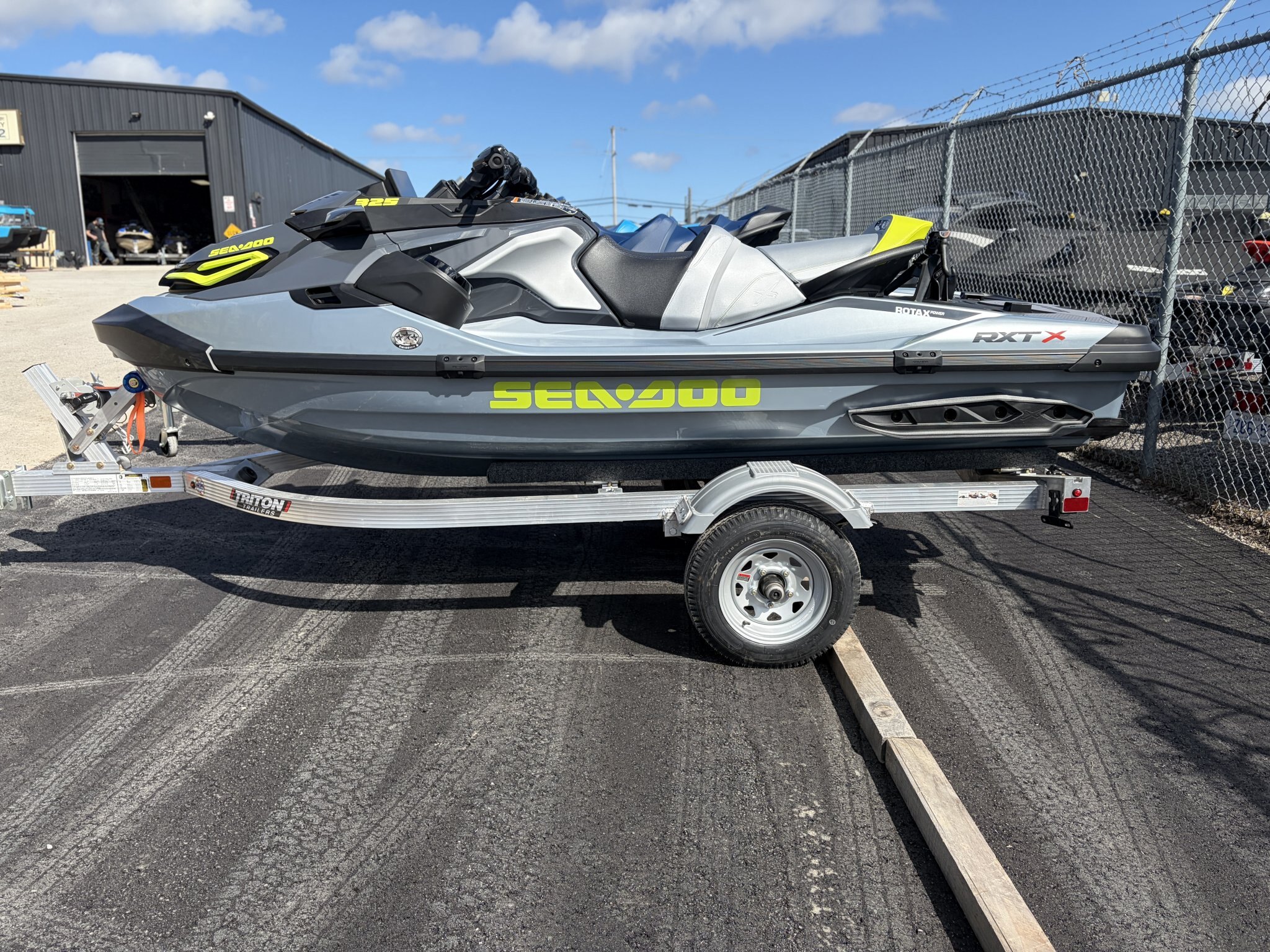 2026 Sea Doo RXT X 325 Ice Metal / Manta Green