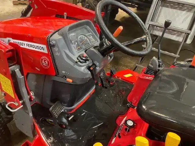 2021 Massey Ferguson GC1723E