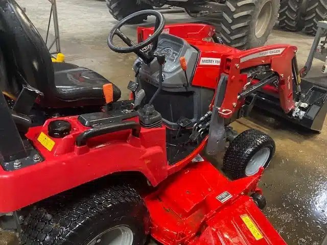 2021 Massey Ferguson GC1723E