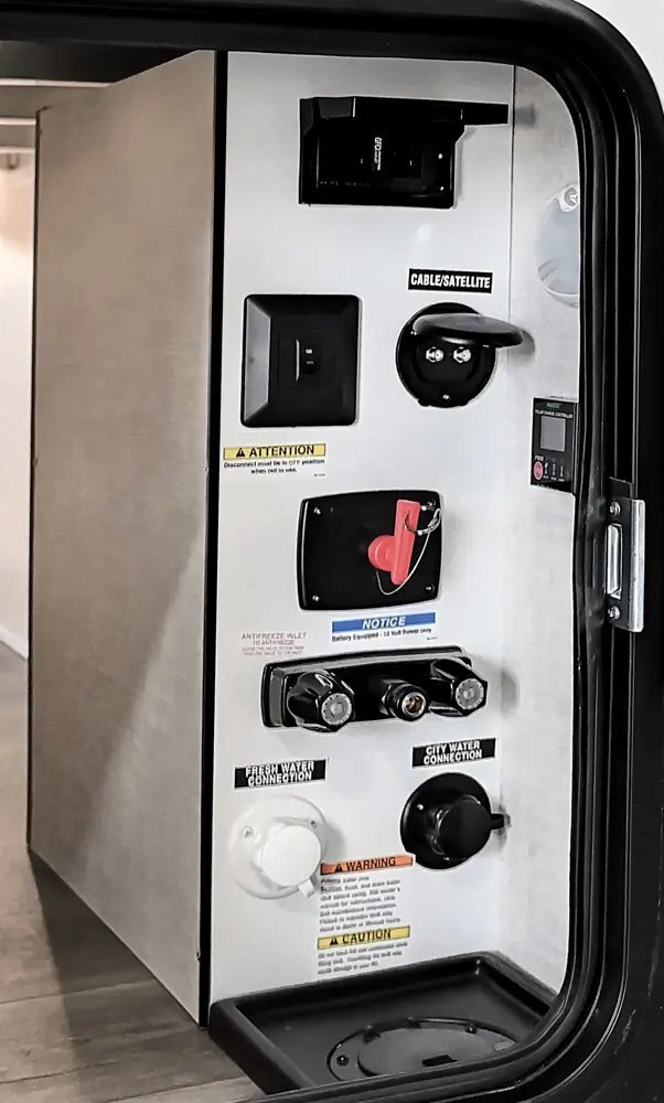 2026 East to West - Della Terra 221ML