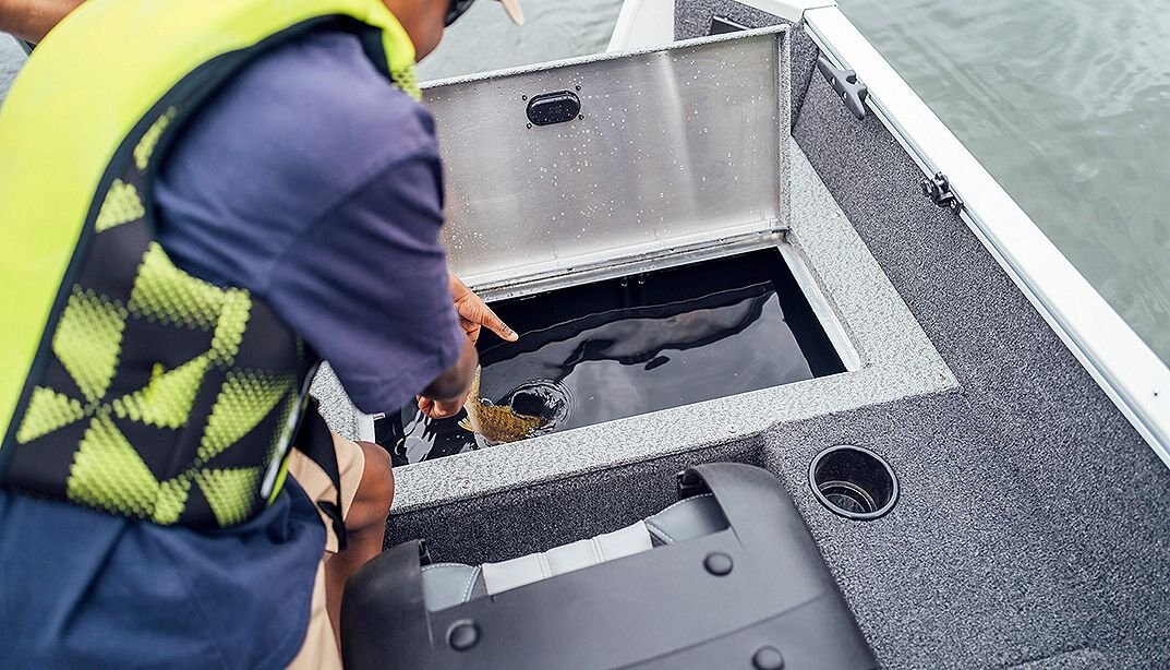 2026 Lowe Boats FM 1675 WT Metallic Black