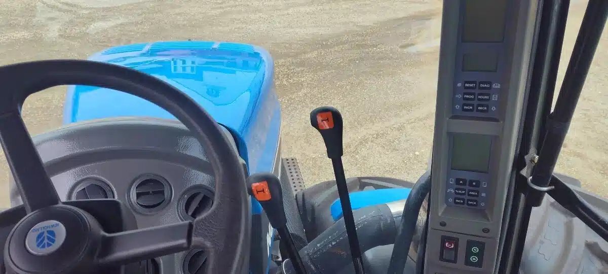 2004 New Holland TJ425