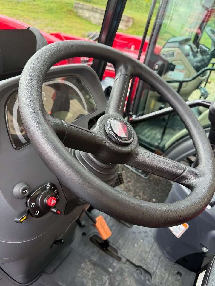 Mahindra 1635 HST Cab with Loader