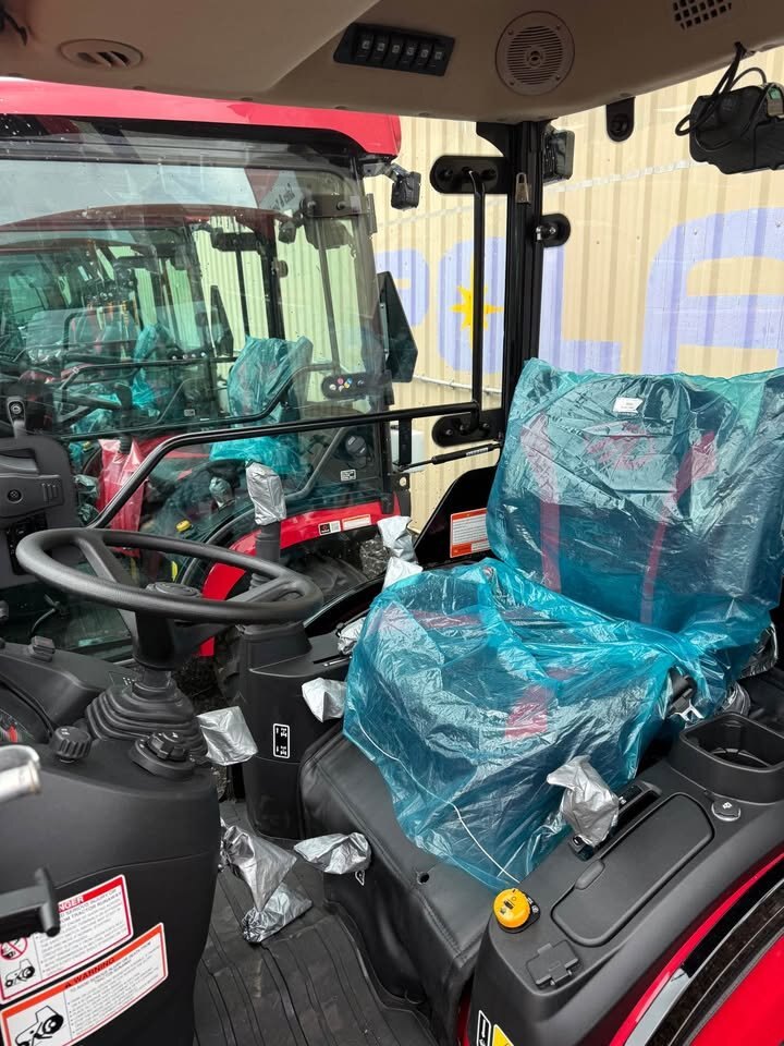 Mahindra 1120 CAB HST with Loader