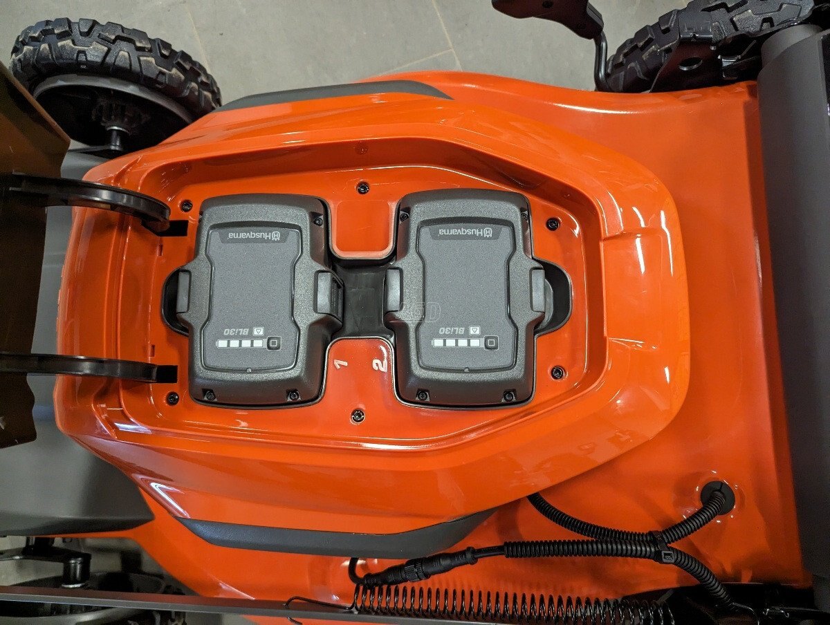 2023 Husqvarna LE322 Lawn Expert