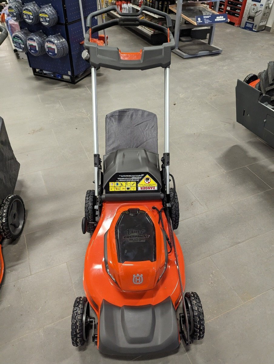 2023 Husqvarna LE322 Lawn Expert