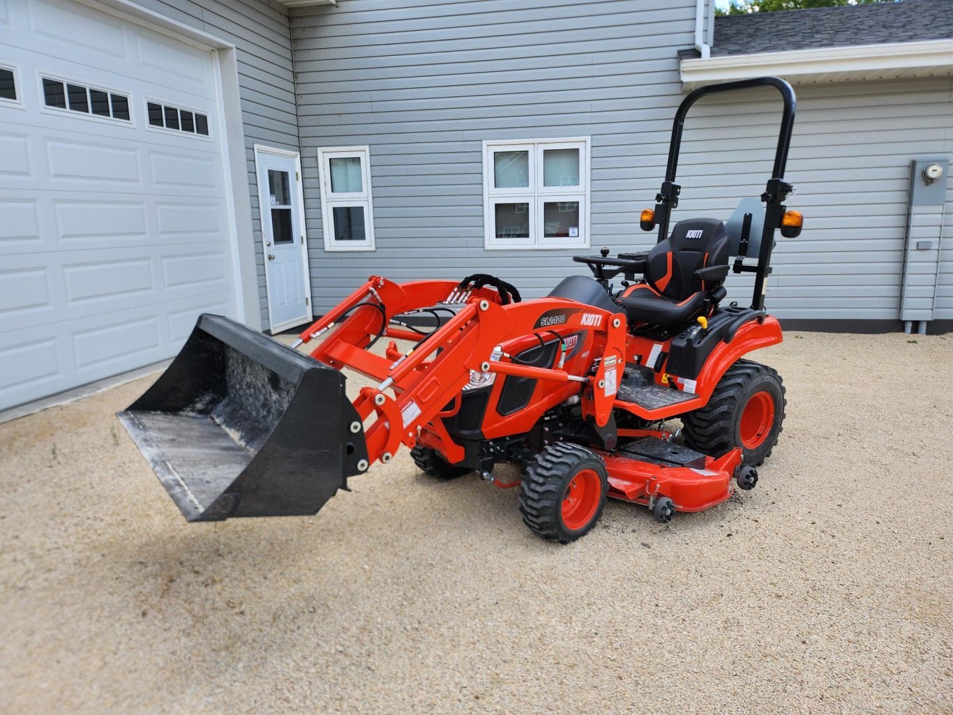 Kioti CS2520 Hydrostatic 4WD Diesel Tractor c/w Loader & Mower