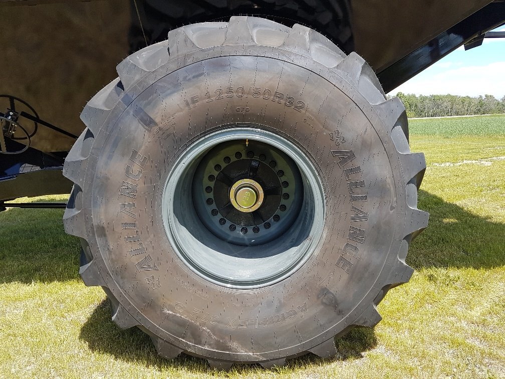 J&M Wide Top 1522 20S GRAIN CART c/w 1250X32 Lug Tires