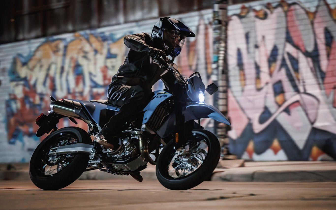 2026 Suzuki DR Z4SM Gris ciel