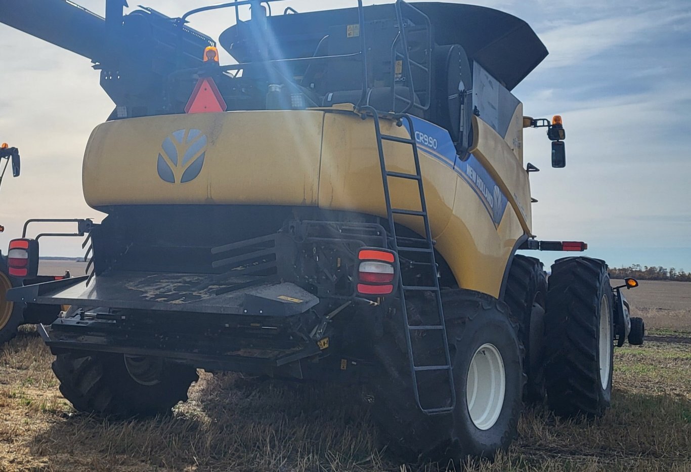 1585 Hrs, 2018 New Holland CR9.90