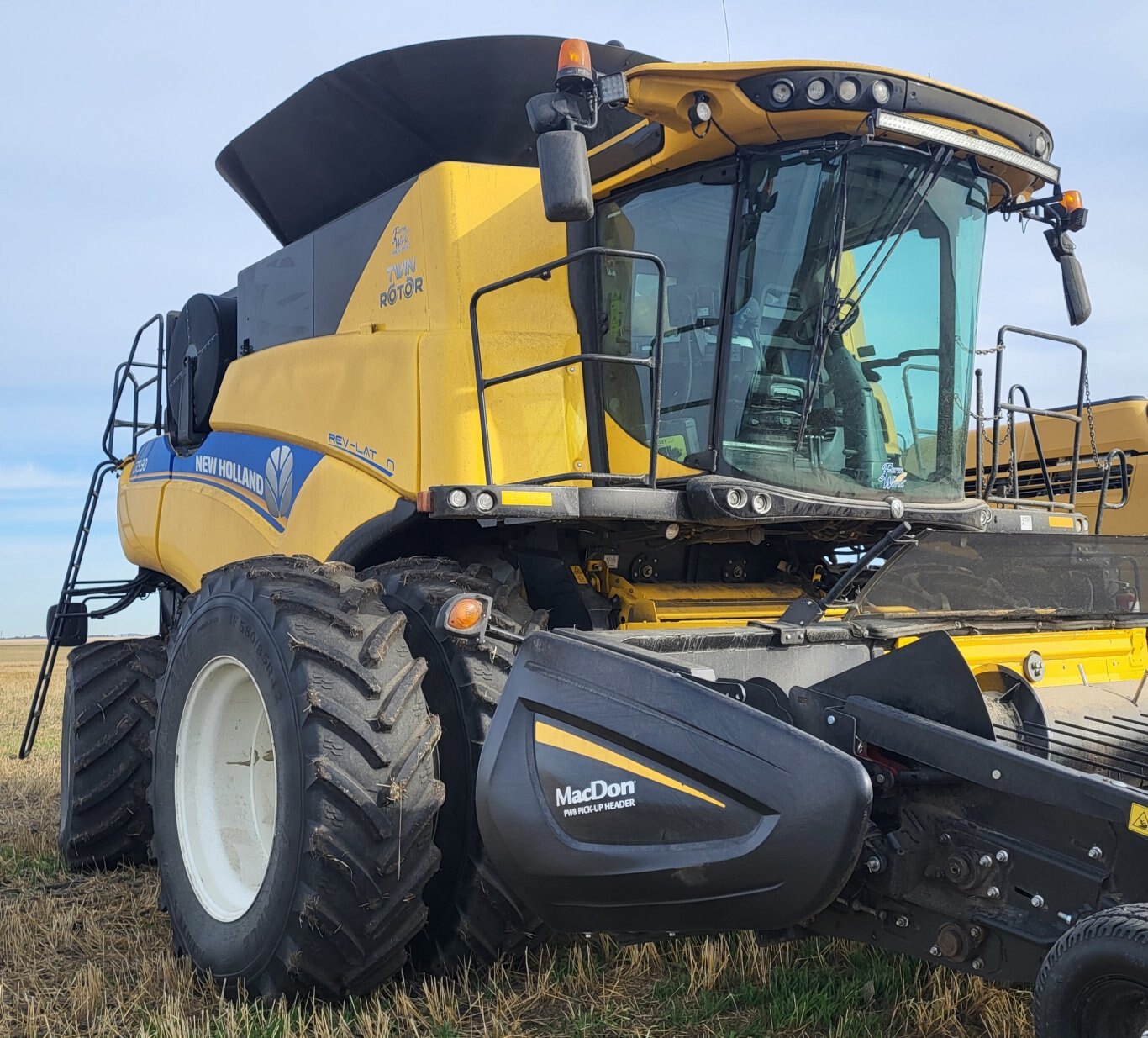 1585 Hrs, 2018 New Holland CR9.90