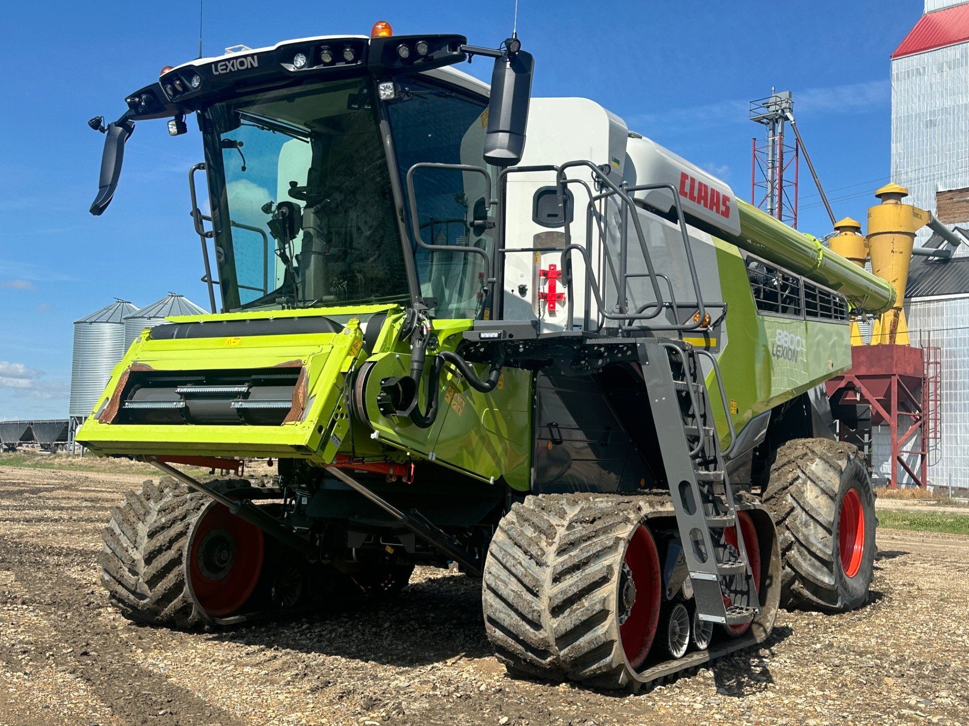 2023 CLAAS LEXION 8800TT, 704 Hours