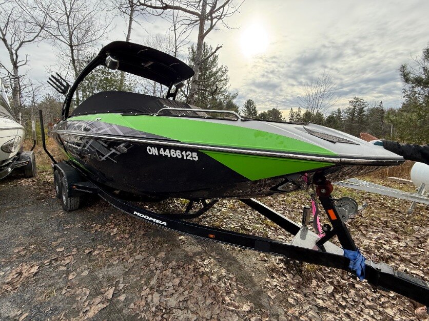 014 Moomba Mojo 2.5 with a 5.7L Indmar Assault engine, with trailer