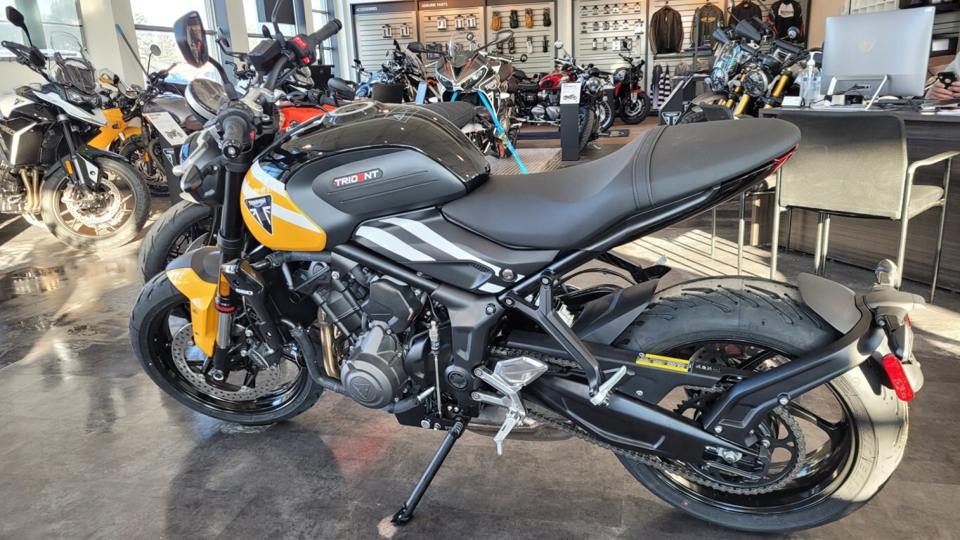 2025 Triumph NEW TRIDENT 660 Cosmic Yellow / Sapphire Black