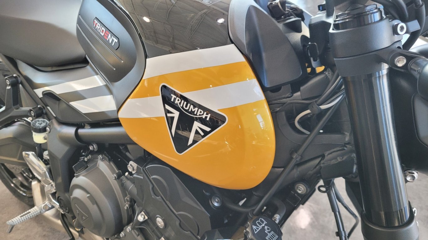 2025 Triumph NEW TRIDENT 660 Cosmic Yellow / Sapphire Black