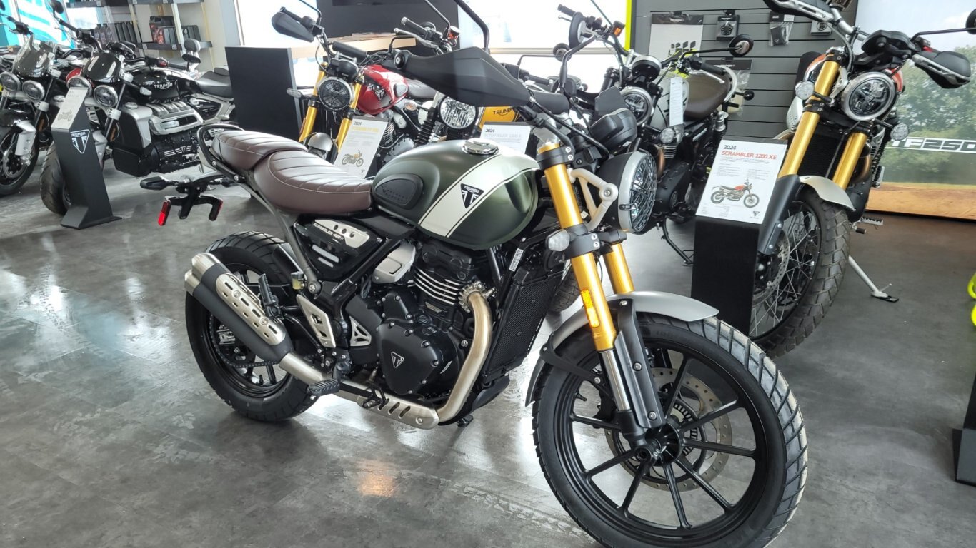 2025 Triumph SCRAMBLER 400 X MATTE KHAKI GREEN / FUSION WHITE