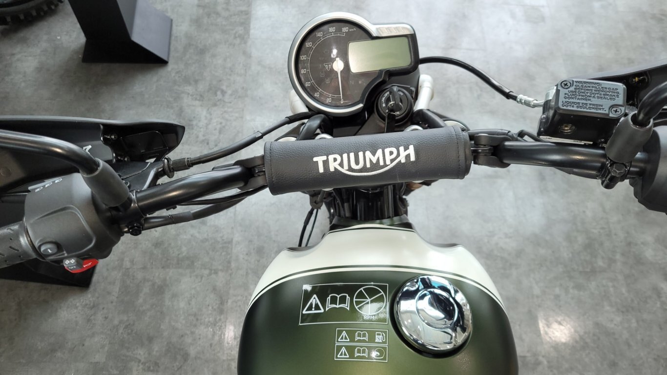 2025 Triumph SCRAMBLER 400 X MATTE KHAKI GREEN / FUSION WHITE