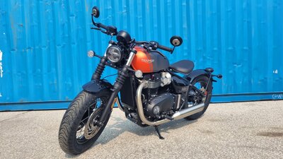 2025 Triumph Bonneville Bobber Matt Graphite / Matt Baja Orange