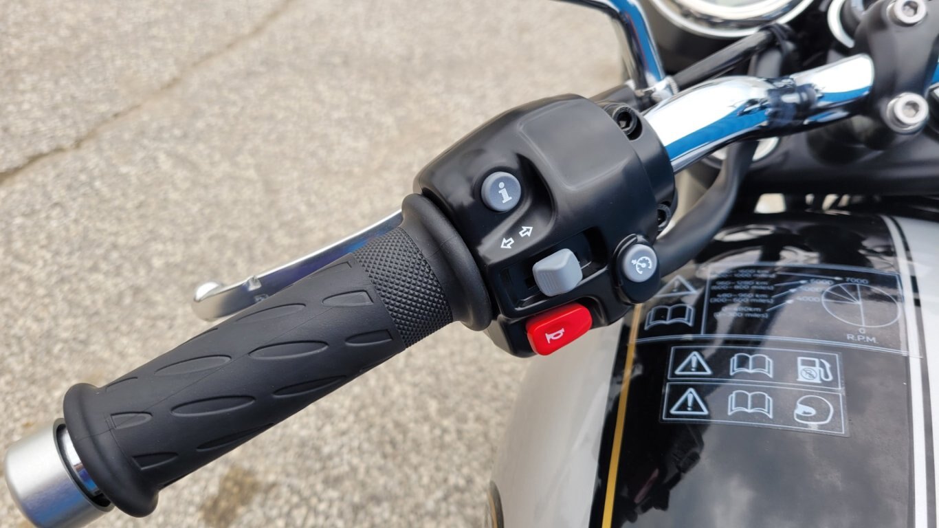 2025 TRIUMPH BONNEVILLE T120 ICON EDITION