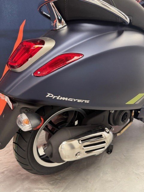 2025 Vespa Primavera 50 Blu Energico Glossy