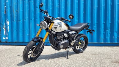 2026 Triumph SPEED 400 Pearl Metallic White and Phantom Black