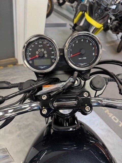 2024 Moto Guzzi V7 Special Silver Stripe Monochrome